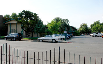 Colonial Apartments in Santa Rosa, CA - Building Photo - Building Photo