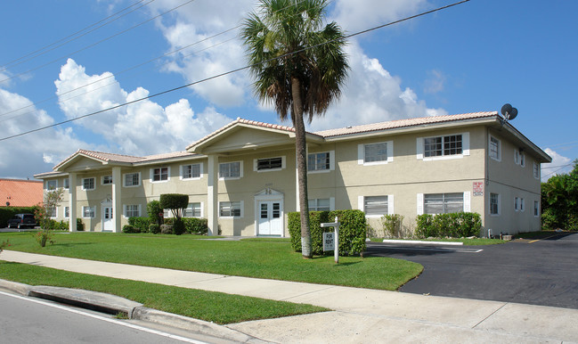 4240-4280 Woodside Dr in Coral Springs, FL - Building Photo - Building Photo