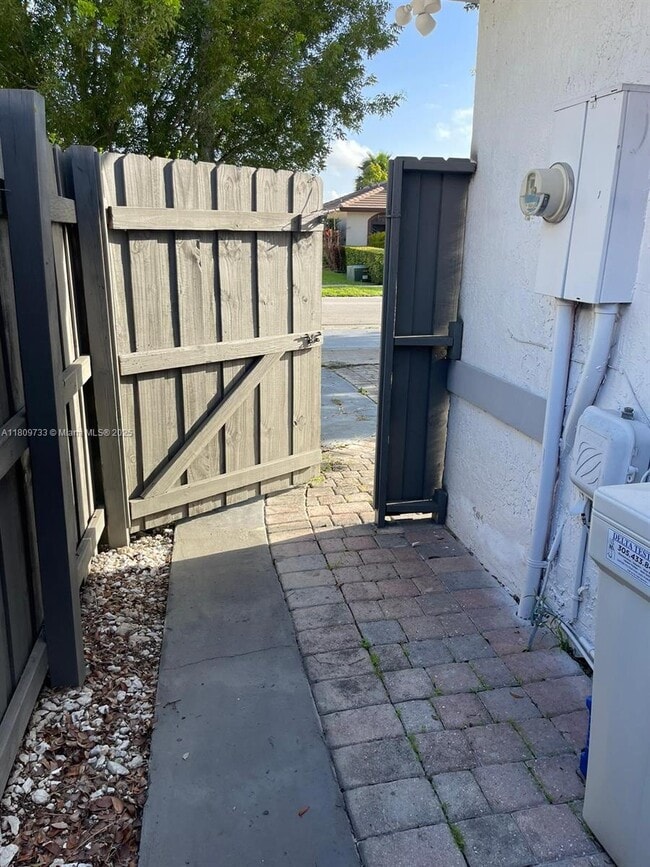 14938 SW 36th Terrace in Miami, FL - Building Photo - Building Photo
