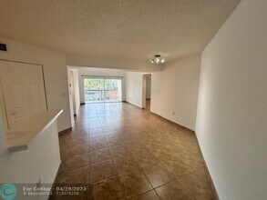 6292 NW 186th St in Hialeah, FL - Building Photo - Building Photo