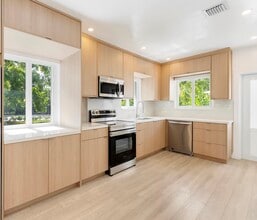 810 NW 7th St in Miami, FL - Foto de edificio - Building Photo