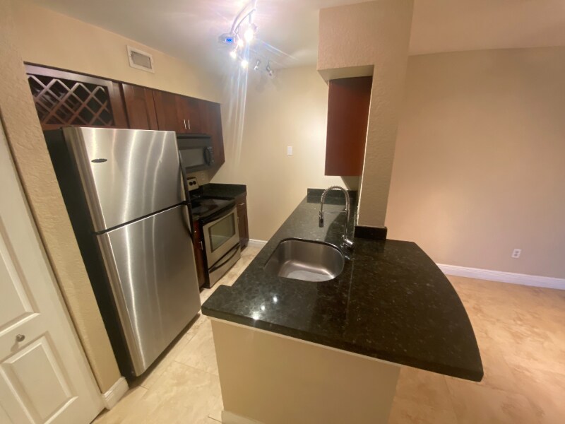 2851 N Oakland Forest Dr in Oakland Park, FL - Building Photo