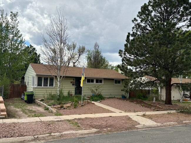 2724 Lark Dr in Colorado Springs, CO - Building Photo - Building Photo