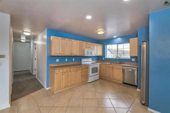 968 Pickering Dr in Fairbanks, AK - Foto de edificio - Building Photo