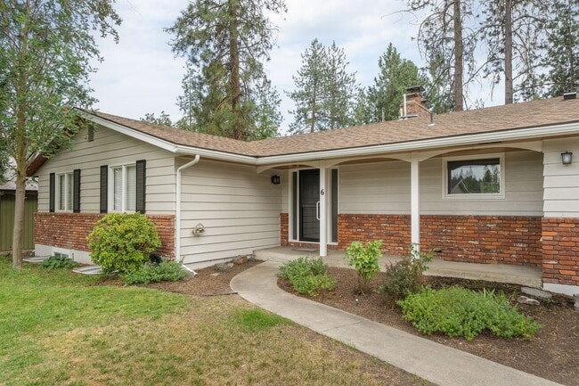 6 E Regina Ave in Spokane, WA - Foto de edificio - Building Photo