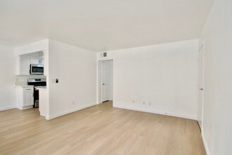 10914 Camarillo St in Los Angeles, CA - Building Photo - Building Photo