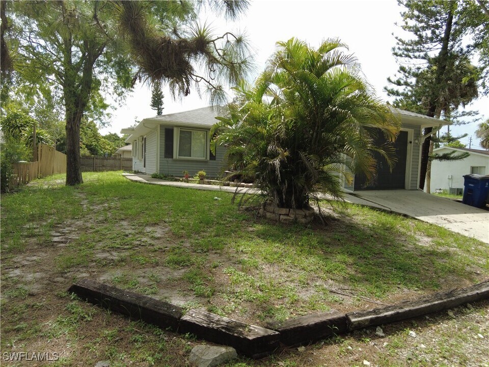 27052 S Riverside Dr in Bonita Springs, FL - Foto de edificio