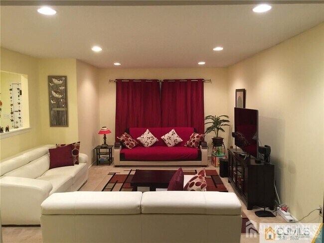 5302 Hana Rd in Edison, NJ - Building Photo - Building Photo