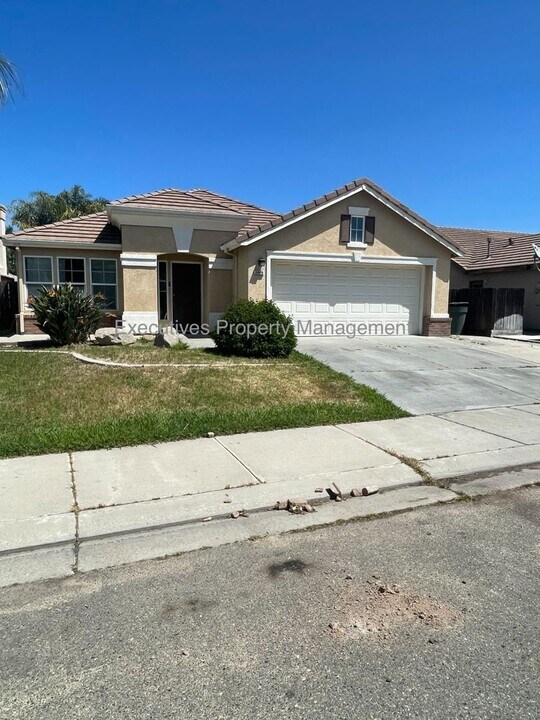 1449 Quiet Ct in Merced, CA - Building Photo