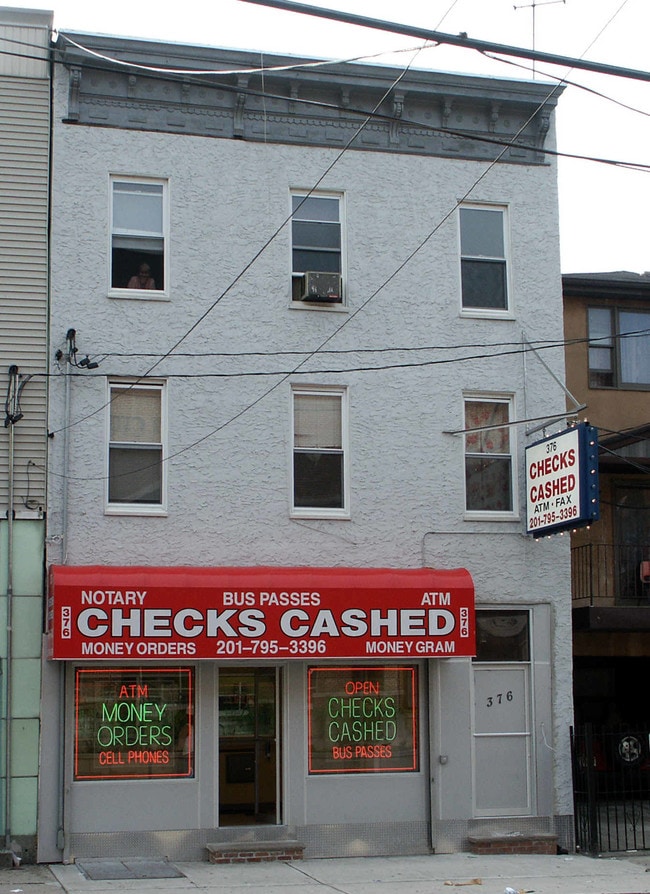 376 Summit Ave in Jersey City, NJ - Foto de edificio - Building Photo