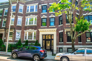 11 Alton Pl, Unit 3 in Brookline, MA - Foto de edificio - Building Photo