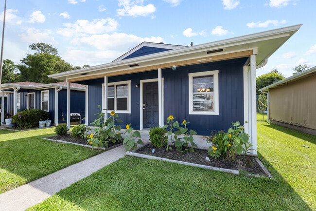 717 Cedar Bayou Rd, Unit 7 in Baytown, TX - Building Photo - Building Photo