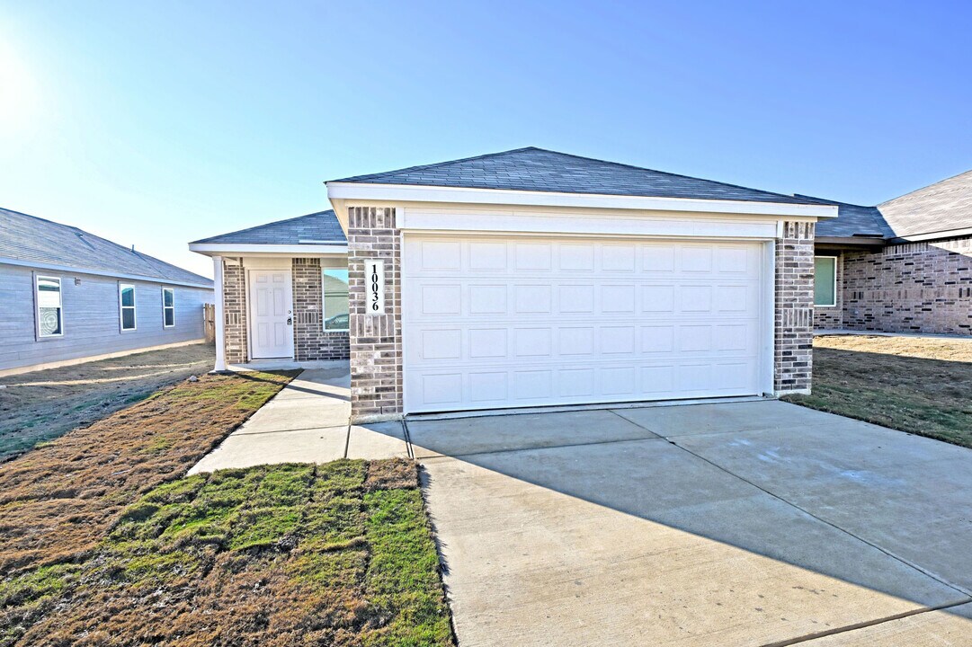 10036 Mather Way in Converse, TX - Building Photo