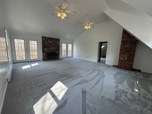 63 Crabtree Rd in Plymouth, MA - Foto de edificio - Building Photo