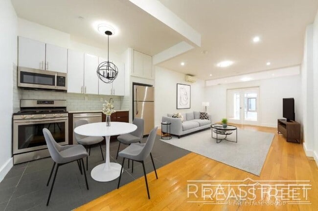 LUXURY Giant 1 BED LOFT in Queens!