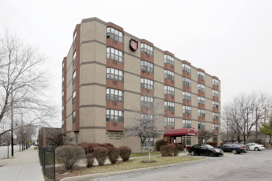 Booth Manor in Chicago, IL - Building Photo