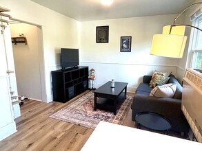 426 Leonard St NE, Unit B in Grand Rapids, MI - Building Photo - Building Photo