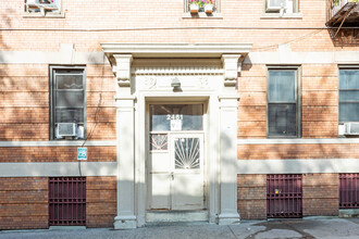 2461 Elm Pl in Bronx, NY - Foto de edificio - Building Photo