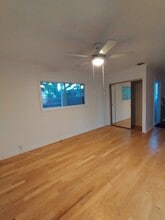 6943 Balcom Ave in Los Angeles, CA - Foto de edificio - Building Photo