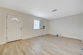 893 W Bartlett Ave in Las Vegas, NV - Building Photo - Building Photo