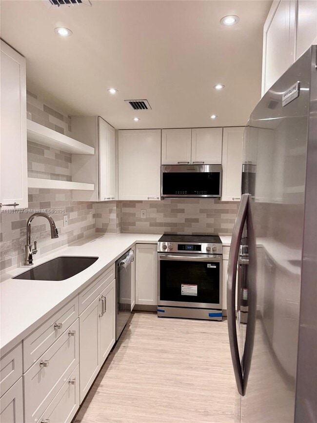 90 Edgewater Dr, Unit 212 in Coral Gables, FL - Foto de edificio - Building Photo