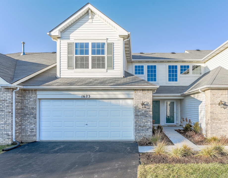 1623 S Candlestick Way in Waukegan, IL - Building Photo