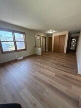 11450 W Edgerton Ave, Unit 11450 in Hales Corners, WI - Foto de edificio - Building Photo