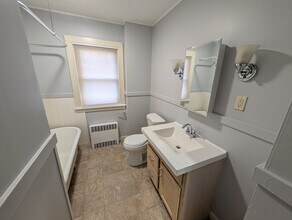 96 Main St in East Windsor, CT - Building Photo - Building Photo