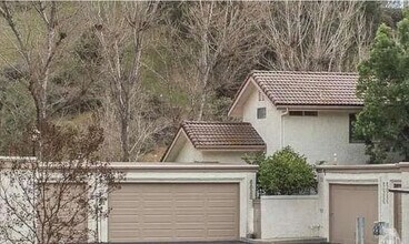 6828 Poppyview Dr in Oak Park, CA - Building Photo - Building Photo