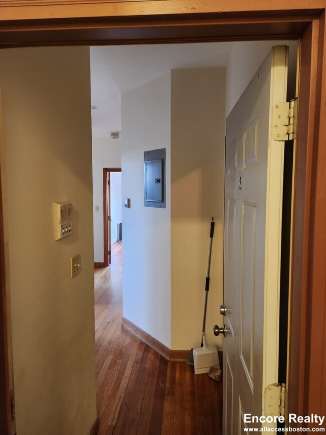 369A Centre St, Unit 2 in Boston, MA - Foto de edificio - Building Photo