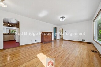 5025 SW Illinois St in Portland, OR - Building Photo - Building Photo