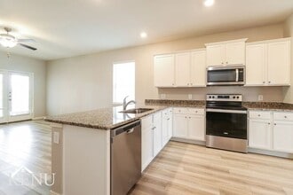 25402 Cypress Bend Dr, Unit 304 in Cleveland, TX - Foto de edificio - Building Photo