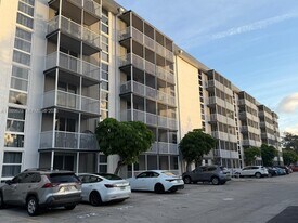 16950 W Dixie Hwy in North Miami Beach, FL - Building Photo
