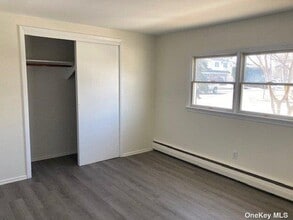 619 N Dyre Ave in West Islip, NY - Building Photo - Building Photo