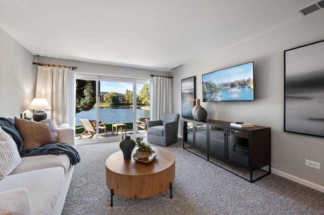 Versailles on the Lakes Schaumburg in Schaumburg, IL - Building Photo - Building Photo