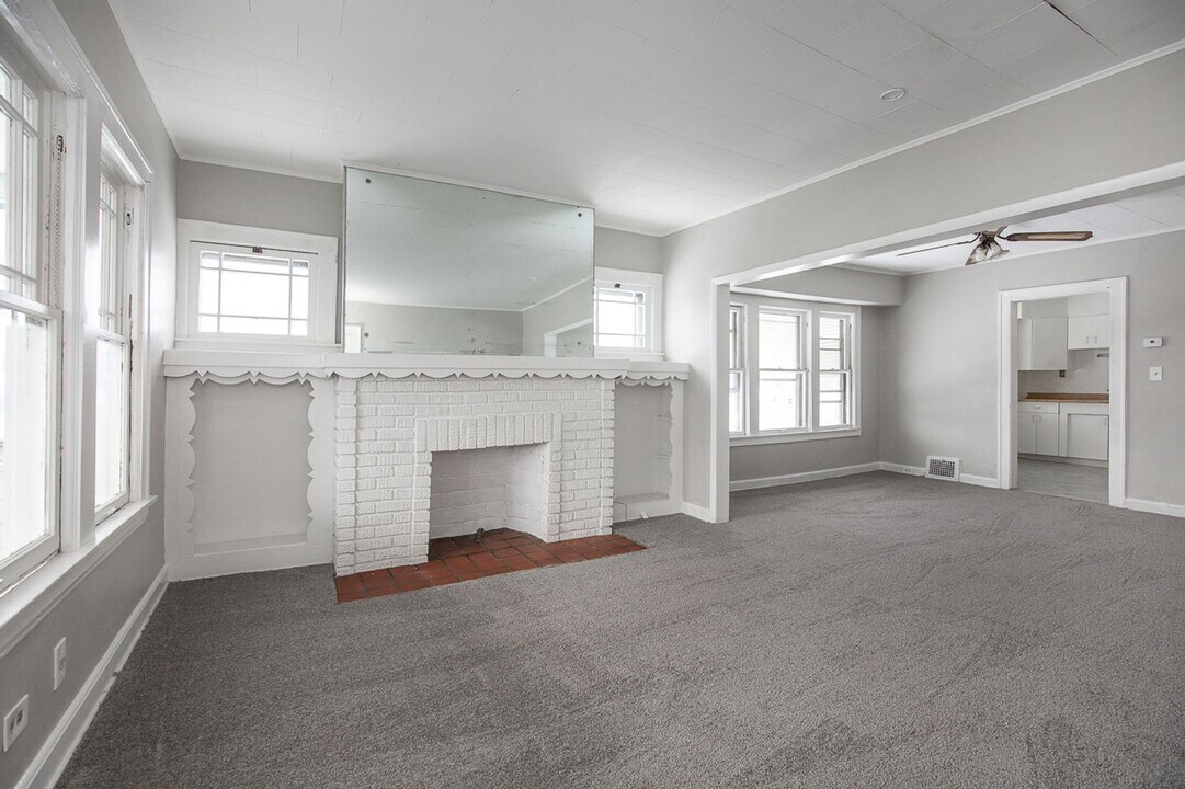 8505 Garfield Blvd in Garfield Heights, OH - Foto de edificio