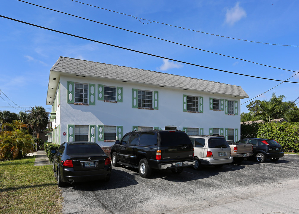 Oak Crest Apartments in Fort Lauderdale, FL - Building Photo