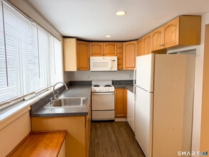 25 Saugatuck Ave in Westport, CT - Building Photo - Building Photo