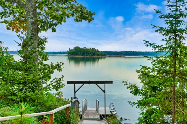 735 Mere Point Rd in Brunswick, ME - Building Photo - Building Photo