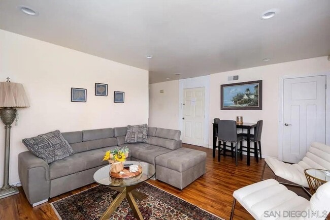 4435 Summer Dr in Oceanside, CA - Foto de edificio - Building Photo