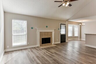 813 Globe Ave in Blue Mound, TX - Foto de edificio - Building Photo