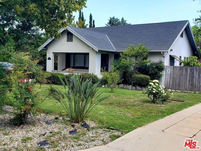 property at 1710 Oakwood St