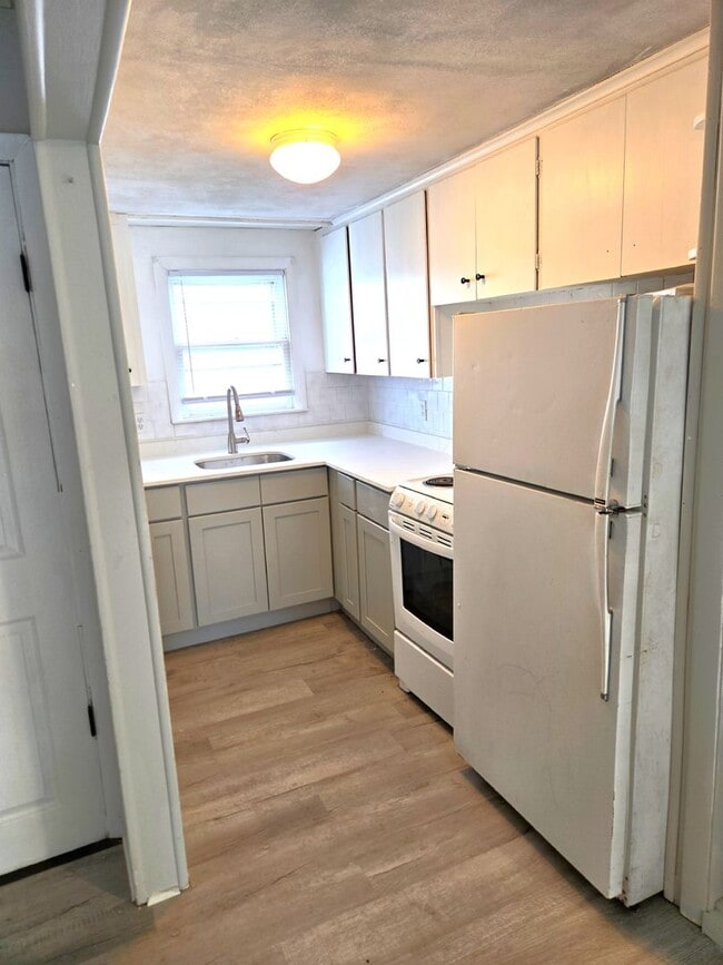 150 Sisson St, Unit Unit 3 in Pawtucket, RI - Foto de edificio - Building Photo