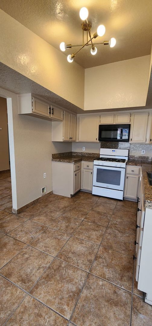 30848 Bloomsbury Ln in Cathedral City, CA - Foto de edificio - Building Photo
