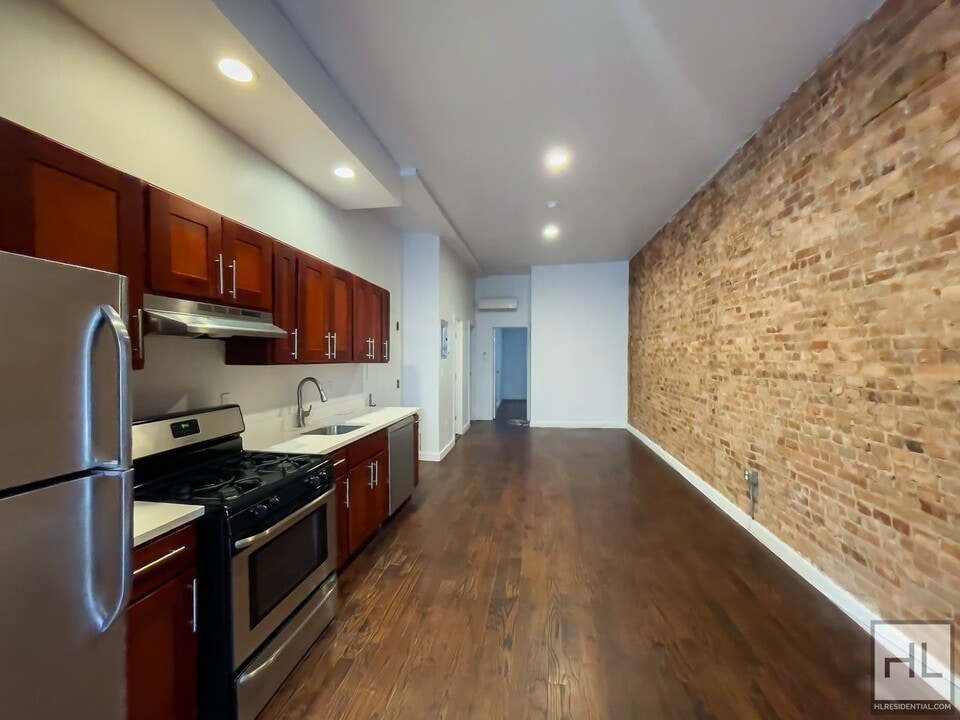 TOMPKINS AVENUE / Spacious 4-Bed 1-Bath in Brooklyn, NY - Foto de edificio