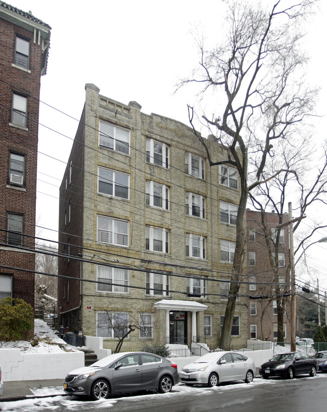 106 Valentine Ln in Yonkers, NY - Foto de edificio - Building Photo