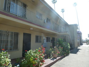 942 Menlo Ave in Los Angeles, CA - Building Photo - Building Photo