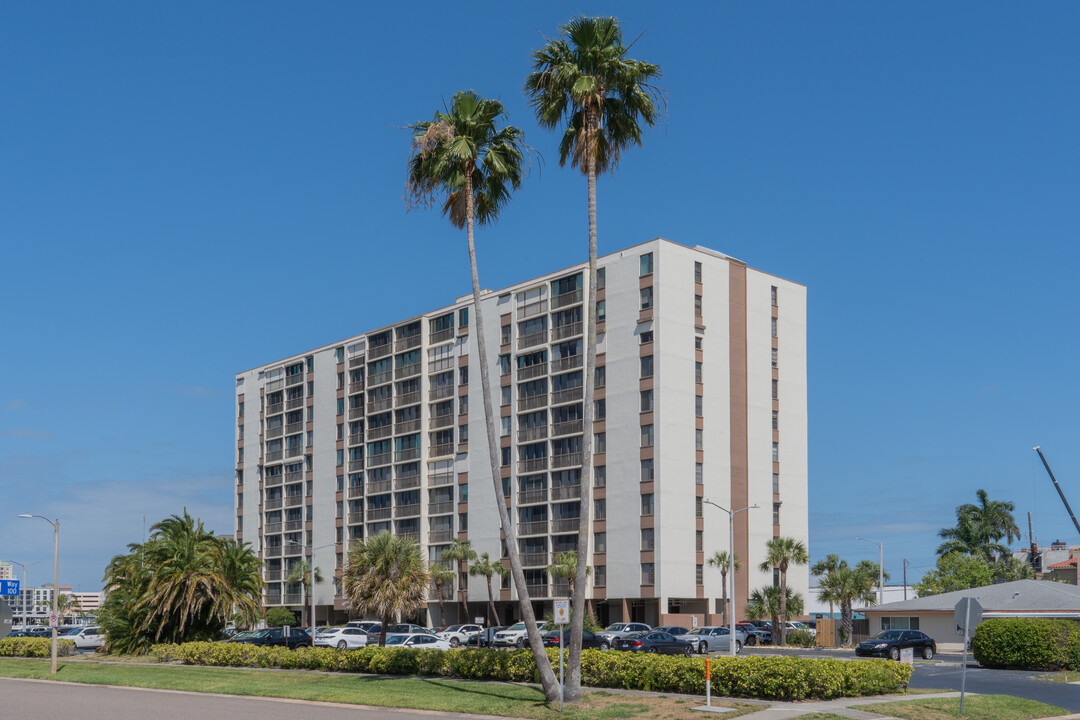 Dolphin Cove Condominium in Clearwater, FL - Foto de edificio