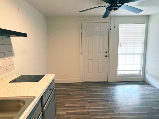201 Eastwood St in Houston, TX - Building Photo - Building Photo