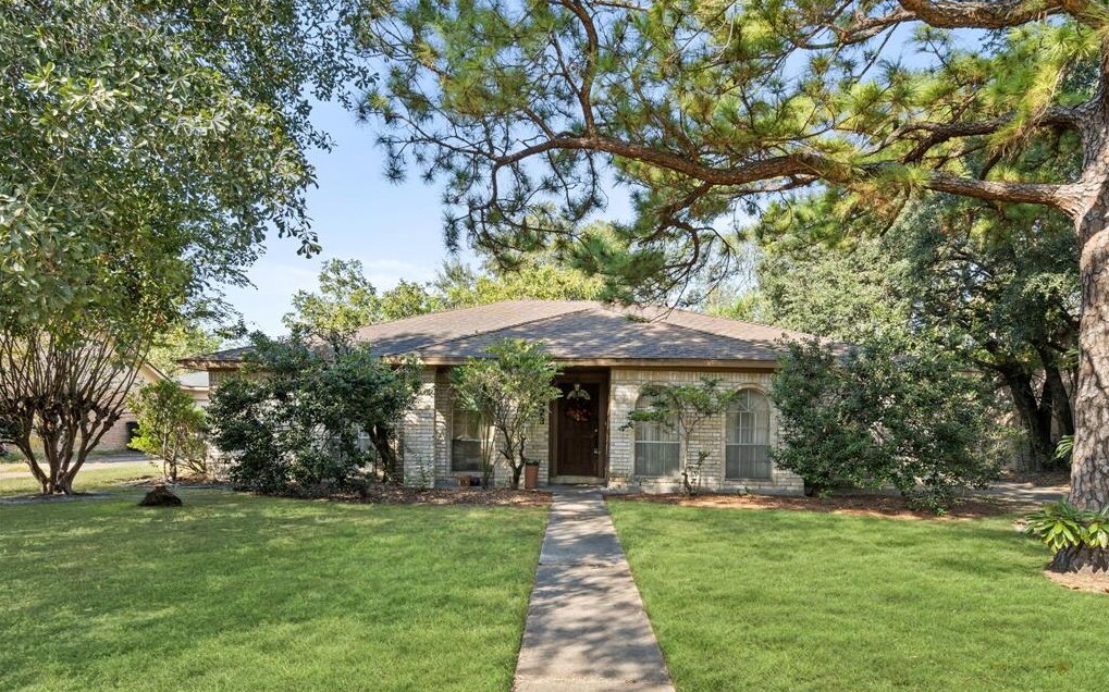 7523 Antoine Dr in Houston, TX - Building Photo